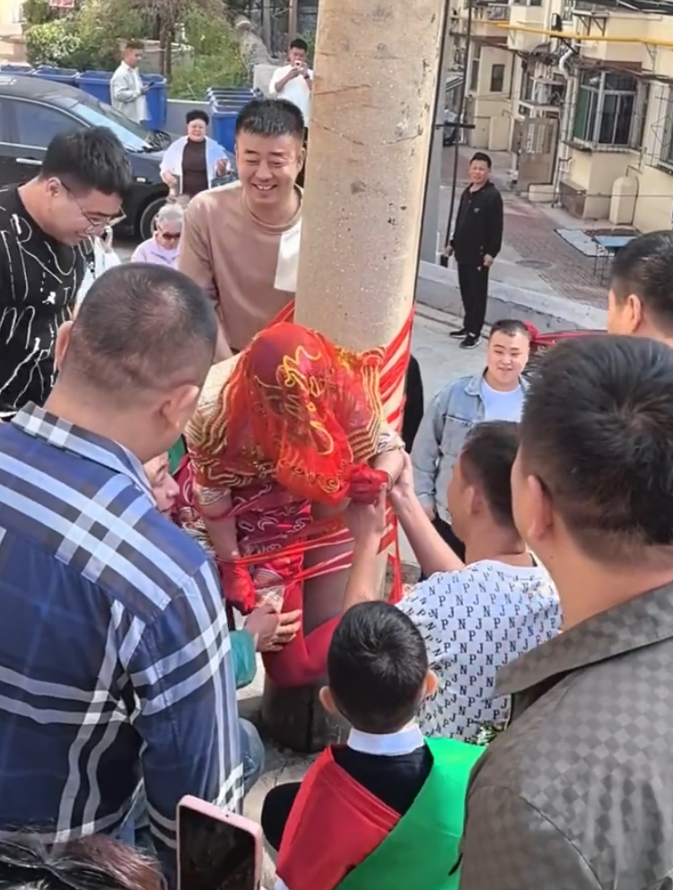 山西陽泉一名新娘被多名男子當街綁在電線桿上(影片截圖)