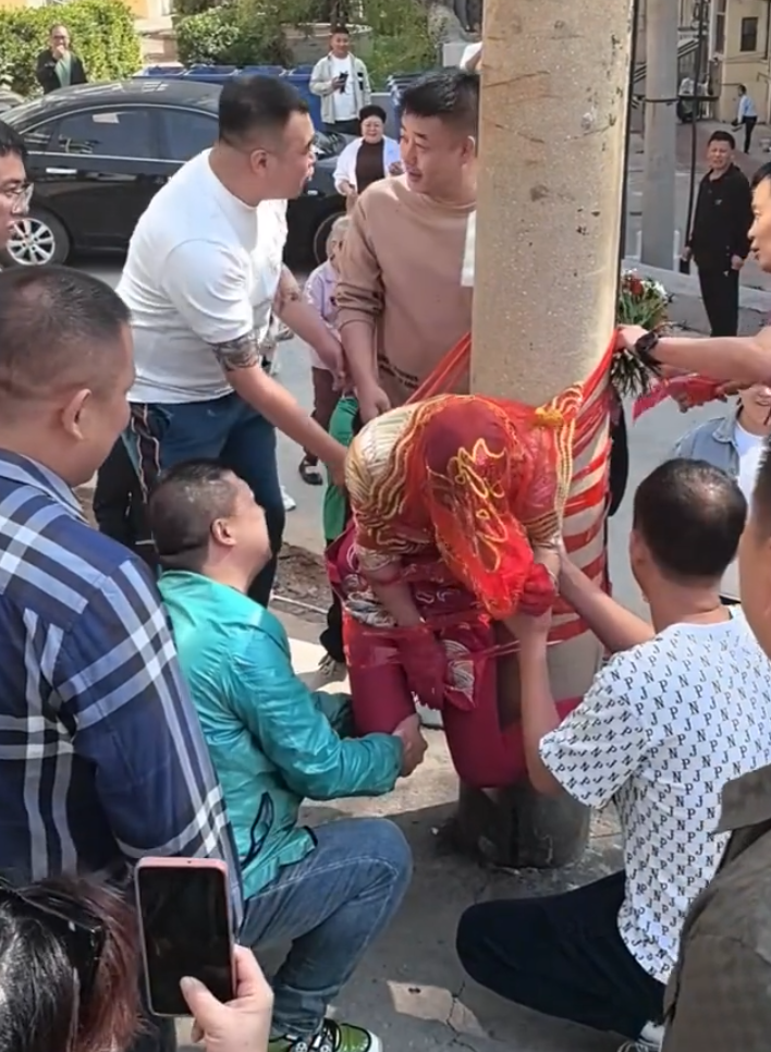 山西陽泉一名新娘被多名男子當街綁在電線桿上(影片截圖)