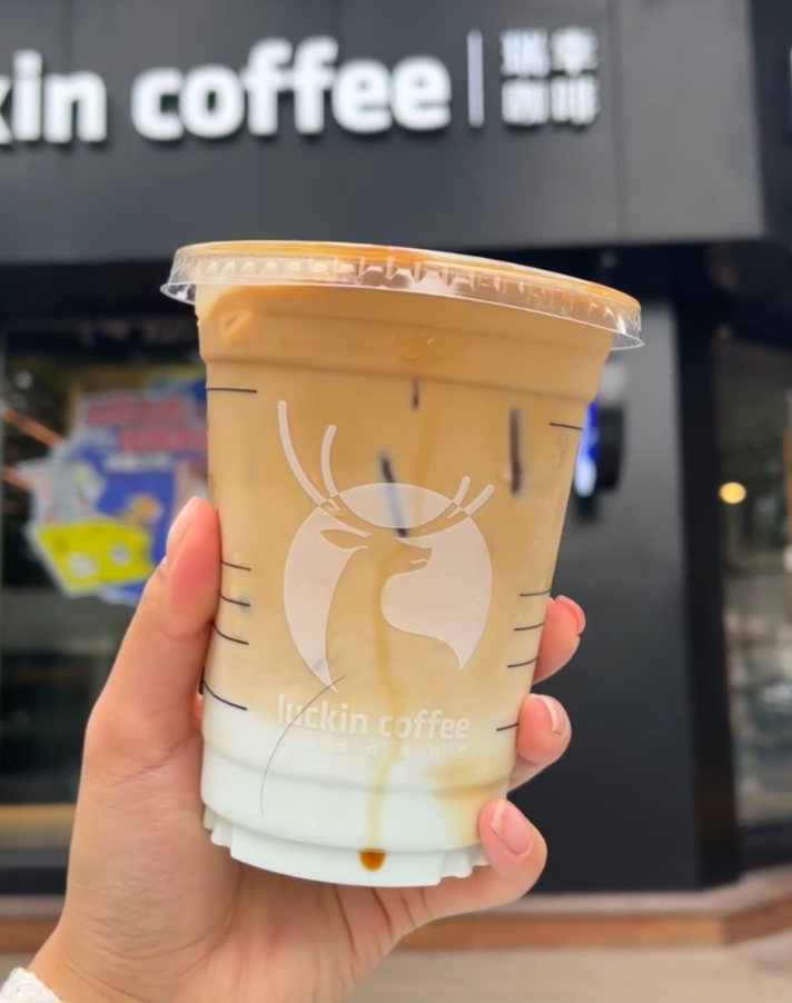 內地分店超過一萬間的咖啡連鎖店「瑞幸咖啡」,現為中國最大的連鎖咖啡品牌。(網上圖片)