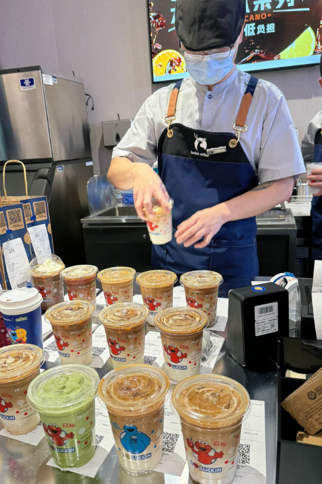 內地分店超過一萬間的咖啡連鎖店「瑞幸咖啡」,現為中國最大的連鎖咖啡品牌。(網上圖片)
