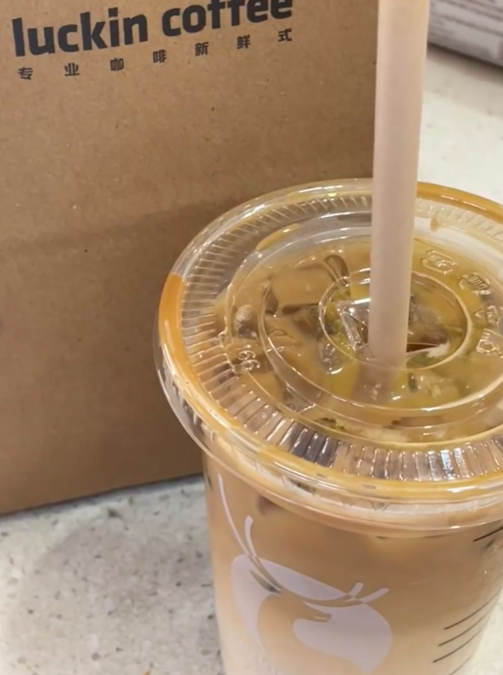 內地分店超過一萬間的咖啡連鎖店「瑞幸咖啡」,現為中國最大的連鎖咖啡品牌。(網上圖片)