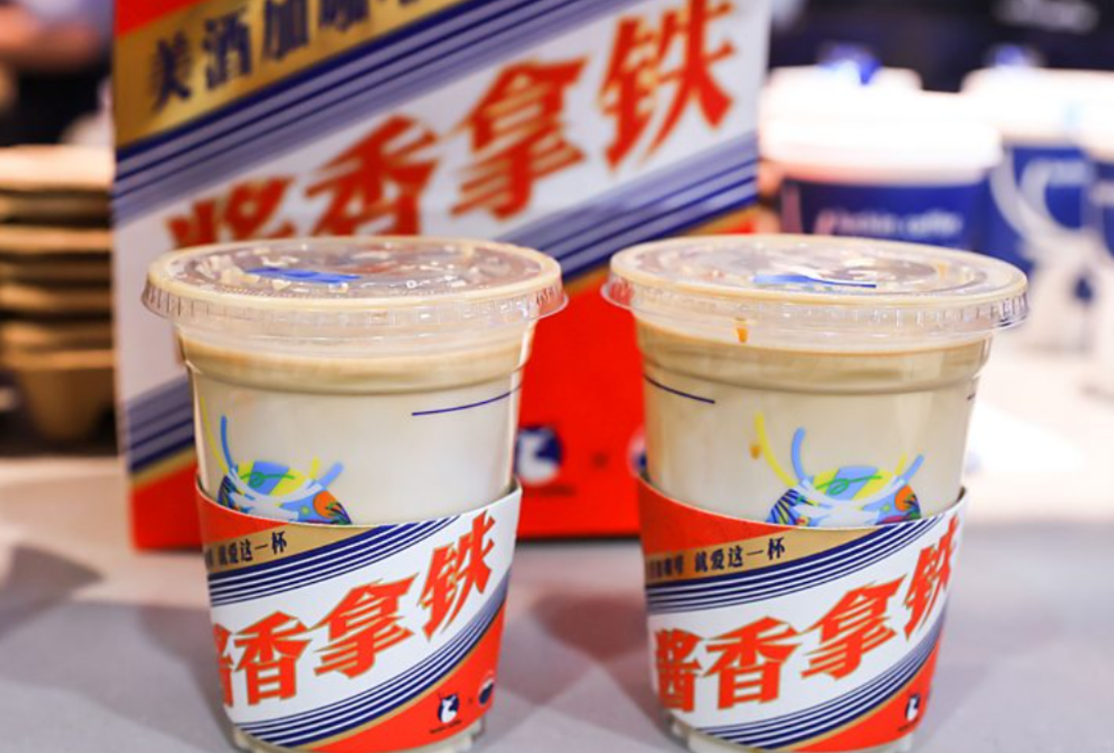 內地分店超過一萬間的咖啡連鎖店「瑞幸咖啡」,去年推出爆紅飲品「醬香拿鐵」日賣500萬杯。(網上圖片)