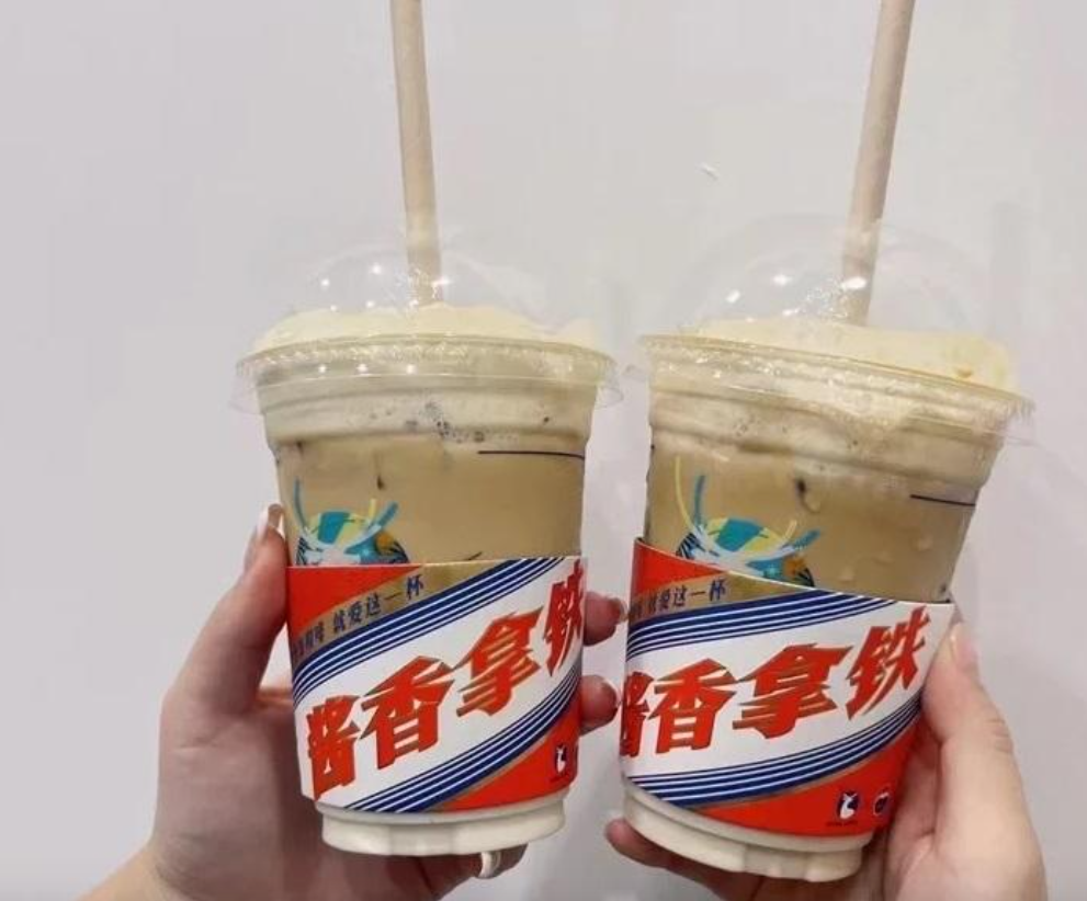 內地分店超過一萬間的咖啡連鎖店「瑞幸咖啡」,去年推出爆紅飲品「醬香拿鐵」日賣500萬杯。(網上圖片)