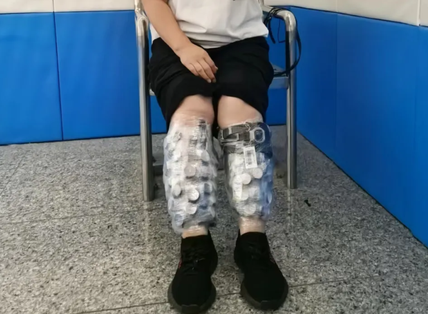 內地海關總署表示,近日皇崗海關在福田口岸旅檢進境(往內地)渠道查獲一宗旅客小腿綁藏Casio73隻手錶進境案(內地海關總署)