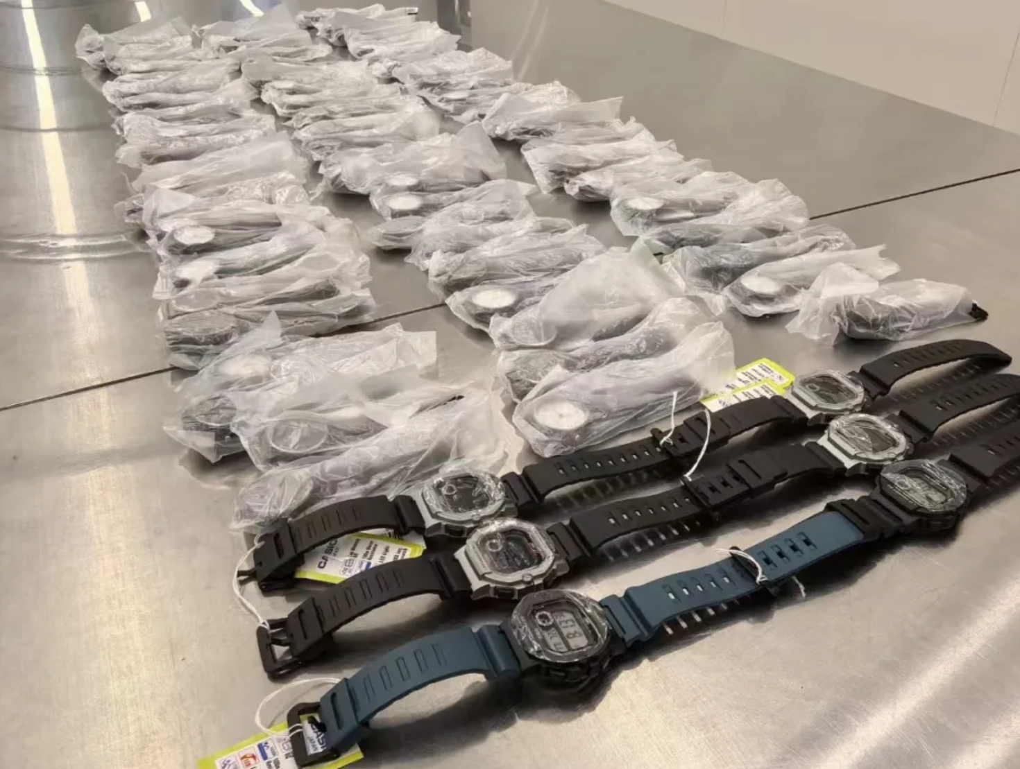 內地海關總署表示,近日皇崗海關在福田口岸旅檢進境(往內地)渠道查獲一宗旅客小腿綁藏Casio73隻手錶進境案(內地海關總署)