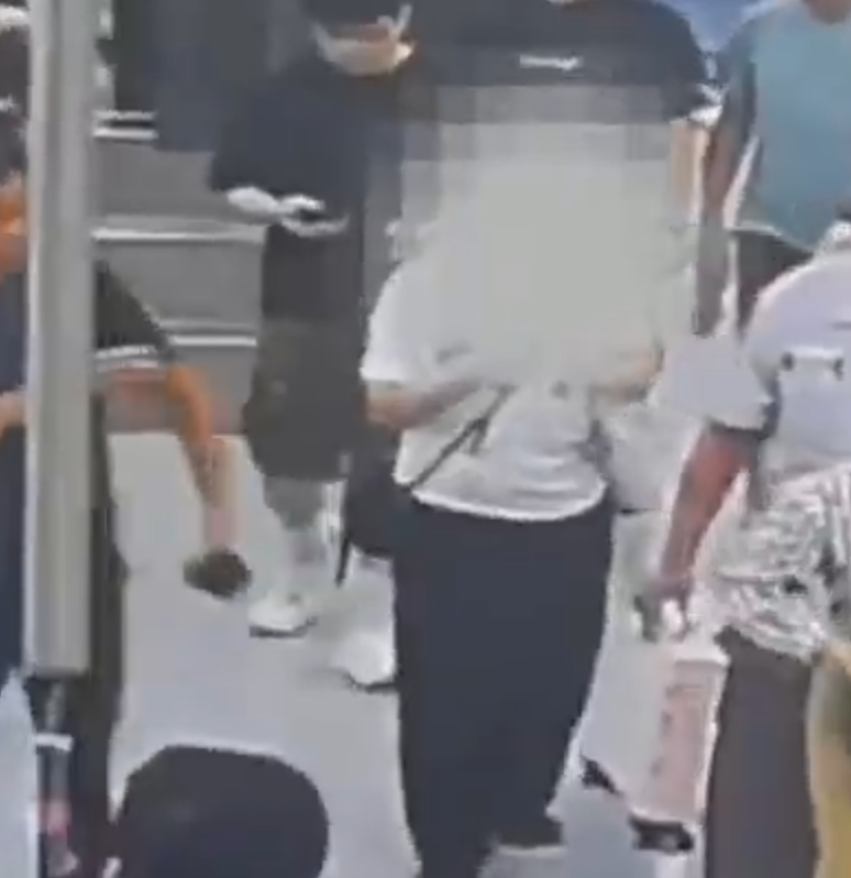 內地海關總署表示,近日皇崗海關在福田口岸旅檢進境(往內地)渠道查獲一宗旅客小腿綁藏Casio73隻手錶進境案(內地海關總署)