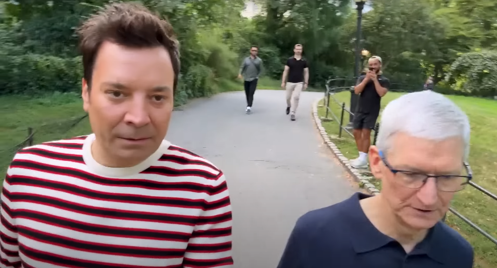 Tim Cook現身脫口秀節目推銷iPhone 16 引網友質疑銷量