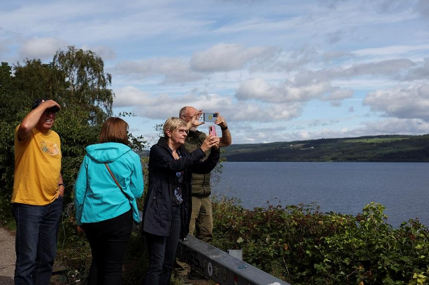 尼斯湖水怪|有遊客在岸上拍攝搜索情況。(路透社)