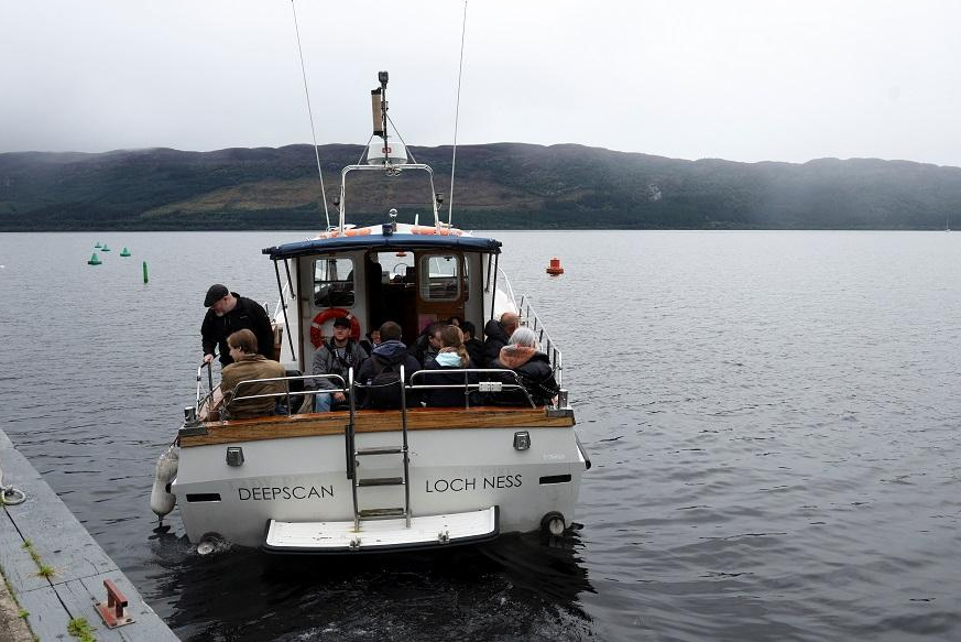 尼斯湖水怪|搜索人員坐小船出發。(路透社)