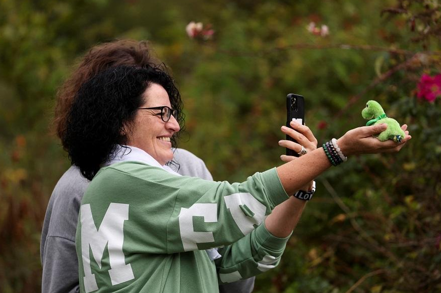 尼斯湖水怪|有搜索者與尼斯湖水怪毛公仔合照。(路透社)