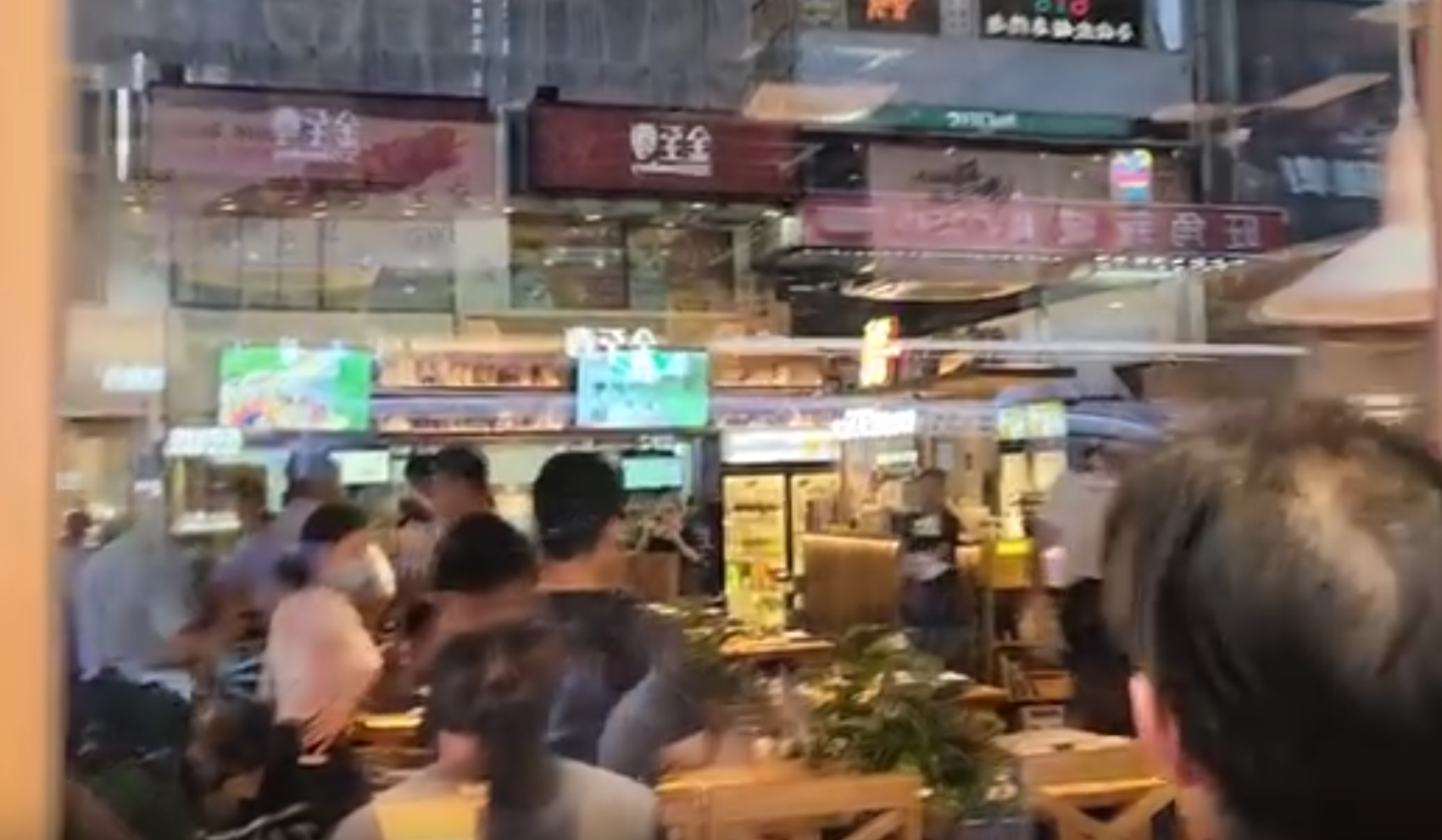 旺角「木屋燒烤」食客大混戰,事後一片狼藉,警方及救護員於店內處理事件。(Threads@lovehkradio影片截圖)