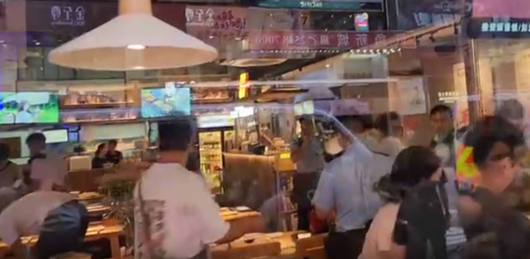 旺角「木屋燒烤」食客大混戰,事後一片狼藉,警方及救護員於店內處理事件。(Threads@lovehkradio影片截圖)