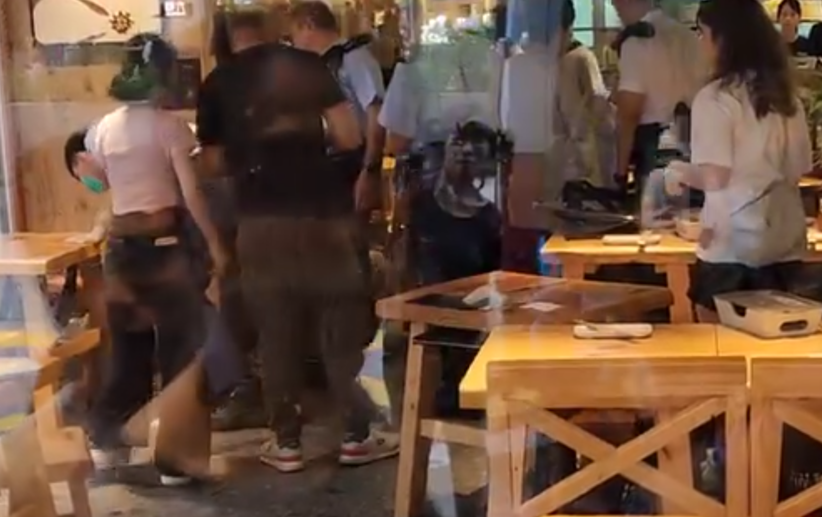 旺角「木屋燒烤」食客大混戰,事後一片狼藉,警方及救護員於店內處理事件。(Threads@lovehkradio影片截圖)