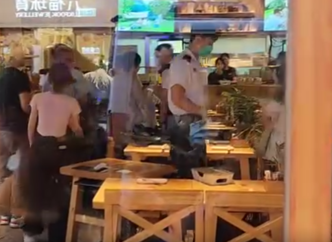 旺角「木屋燒烤」食客大混戰,事後一片狼藉,警方及救護員於店內處理事件。(Threads@lovehkradio影片截圖)