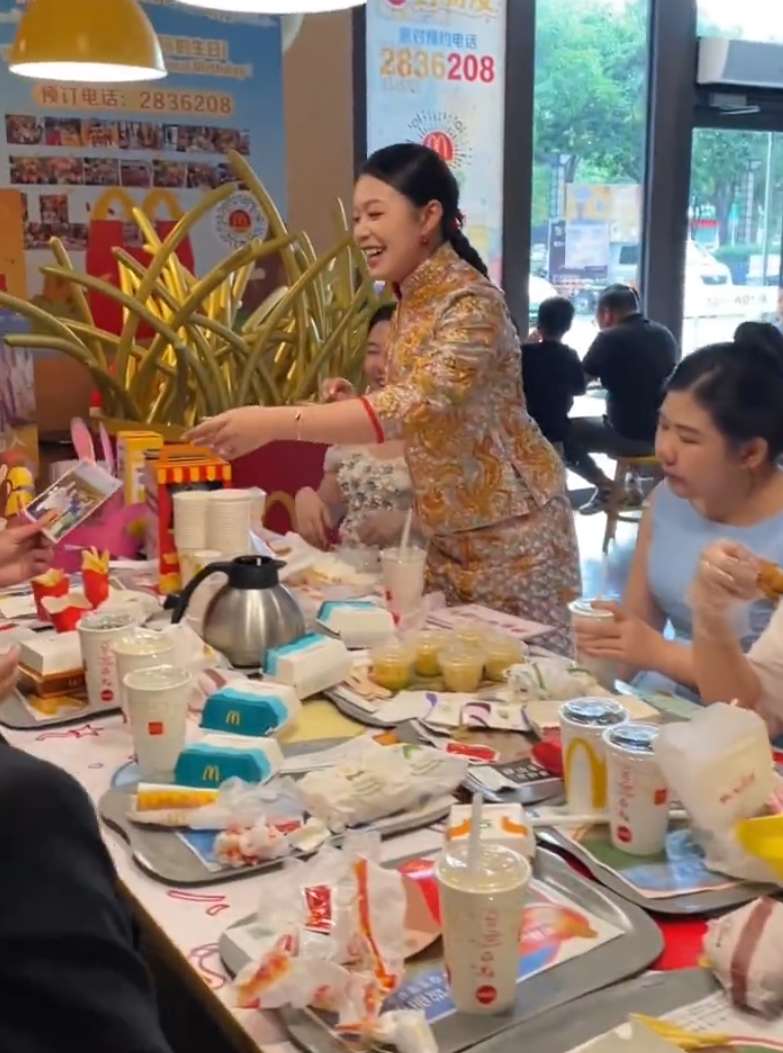 廣東茂名沙縣一對新人在麥當勞舉辦婚禮,熱鬧畫面在社交平台走紅(影片截圖)
