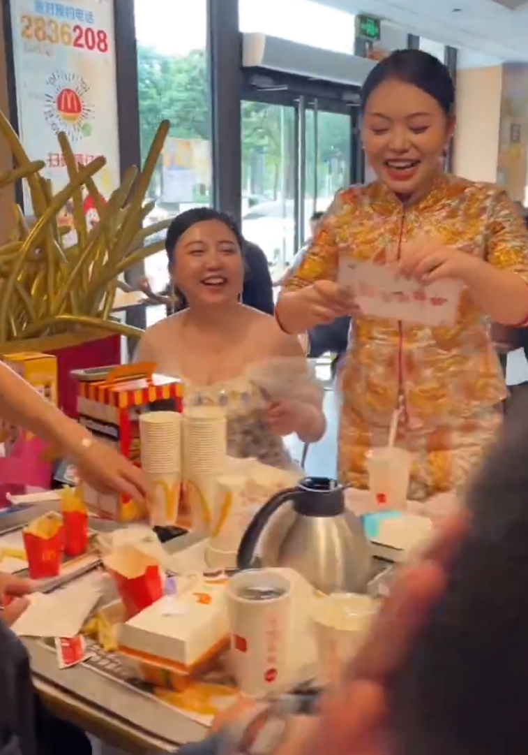 廣東茂名沙縣一對新人在麥當勞舉辦婚禮,熱鬧畫面在社交平台走紅(影片截圖)