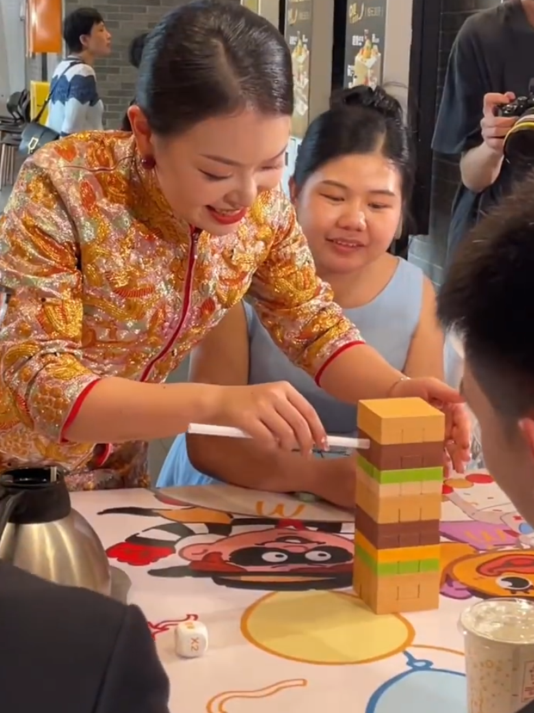 廣東茂名沙縣一對新人在麥當勞舉辦婚禮,熱鬧畫面在社交平台走紅(影片截圖)
