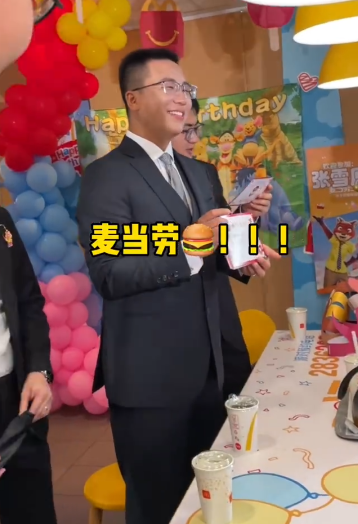 廣東茂名沙縣一對新人在麥當勞舉辦婚禮,熱鬧畫面在社交平台走紅(影片截圖)