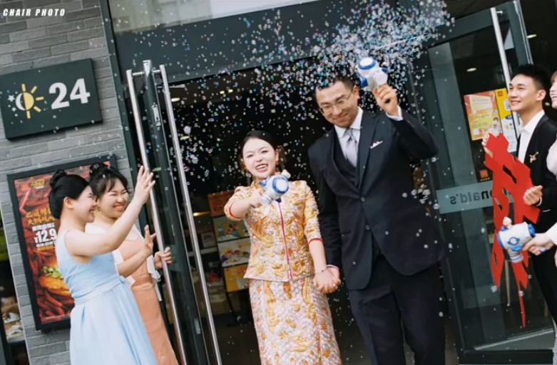 廣東茂名沙縣一對新人在麥當勞舉辦婚禮,熱鬧畫面在社交平台走紅(影片截圖)
