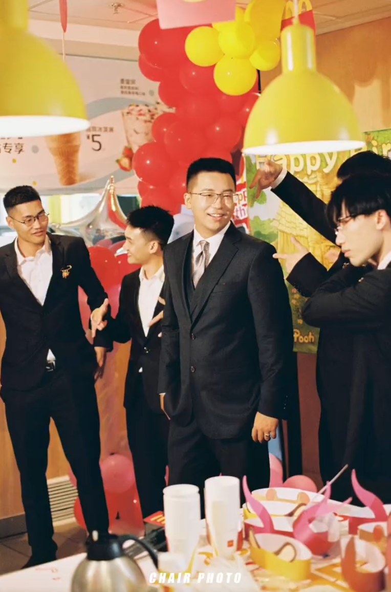 廣東茂名沙縣一對新人在麥當勞舉辦婚禮,熱鬧畫面在社交平台走紅(影片截圖)