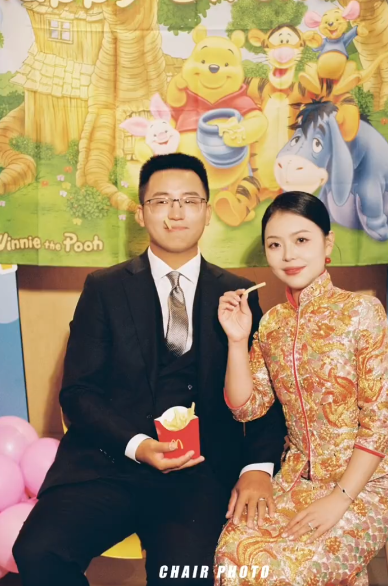 廣東茂名沙縣一對新人在麥當勞舉辦婚禮,熱鬧畫面在社交平台走紅(影片截圖)