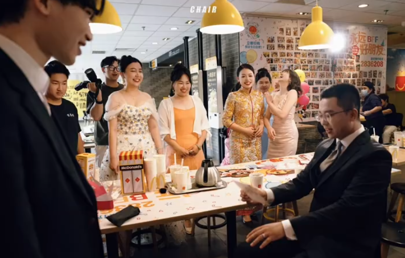 廣東茂名沙縣一對新人在麥當勞舉辦婚禮,熱鬧畫面在社交平台走紅(影片截圖)