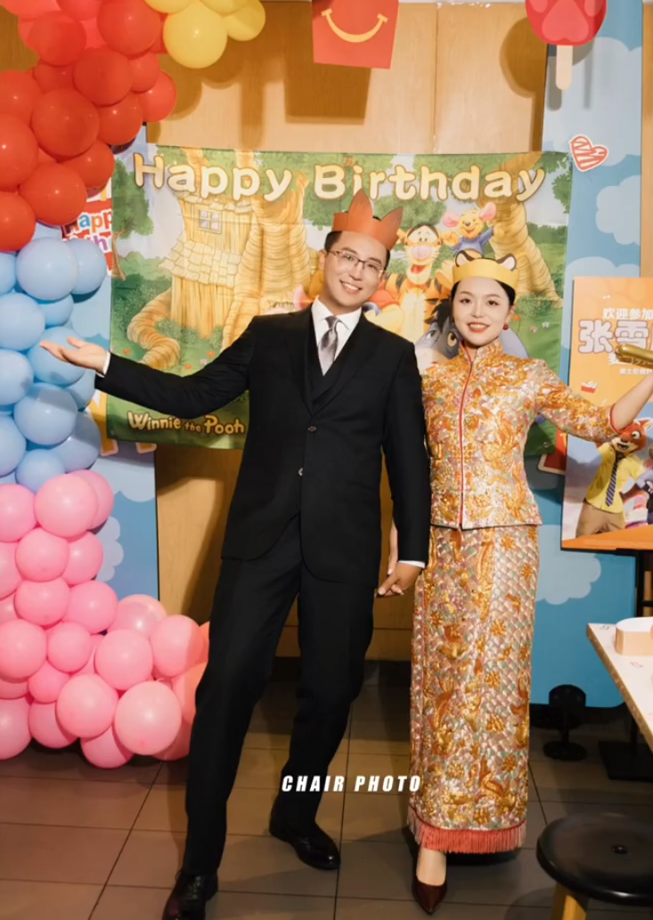 廣東茂名沙縣一對新人在麥當勞舉辦婚禮,熱鬧畫面在社交平台走紅(影片截圖)