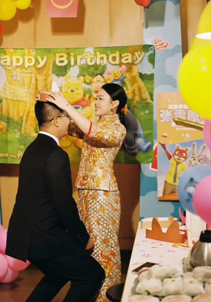 廣東茂名沙縣一對新人在麥當勞舉辦婚禮,熱鬧畫面在社交平台走紅(影片截圖)