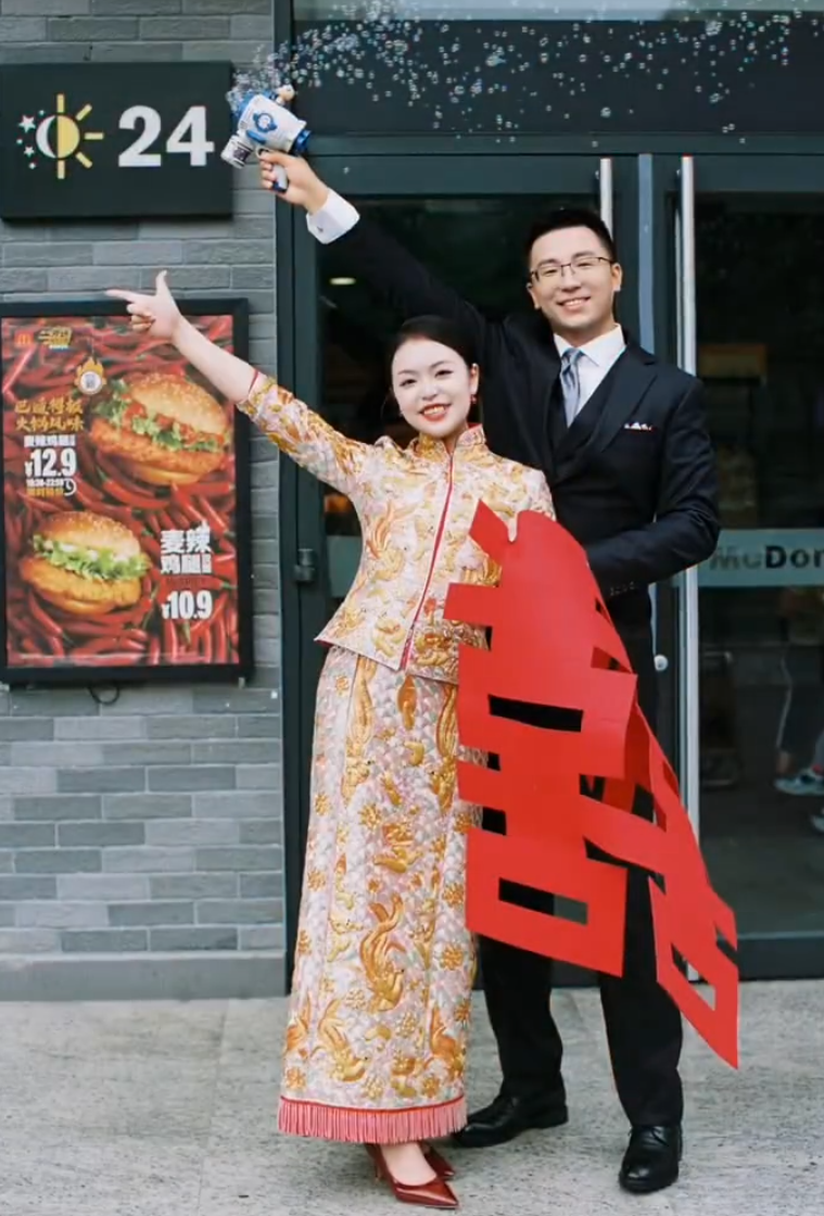 廣東茂名沙縣一對新人在麥當勞舉辦婚禮,熱鬧畫面在社交平台走紅(影片截圖)