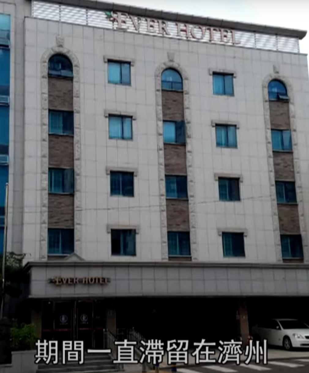 劉太住酒店更花費數萬元,要向財務公司借錢(《東張西望》)