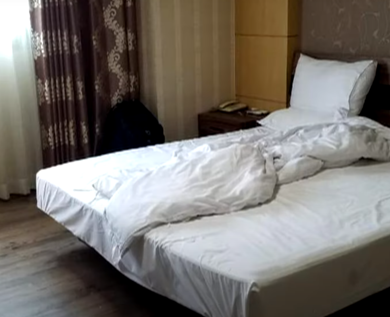 劉太住酒店更花費數萬元,要向財務公司借錢(《東張西望》)