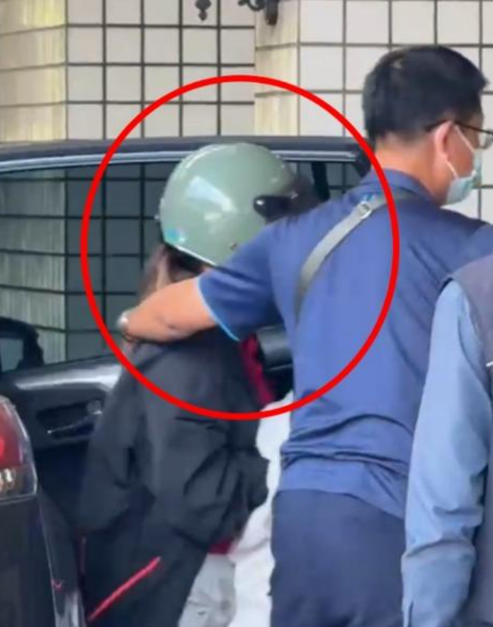 陳母今在警押解下到場認屍,全程不發一語。(網上圖片)