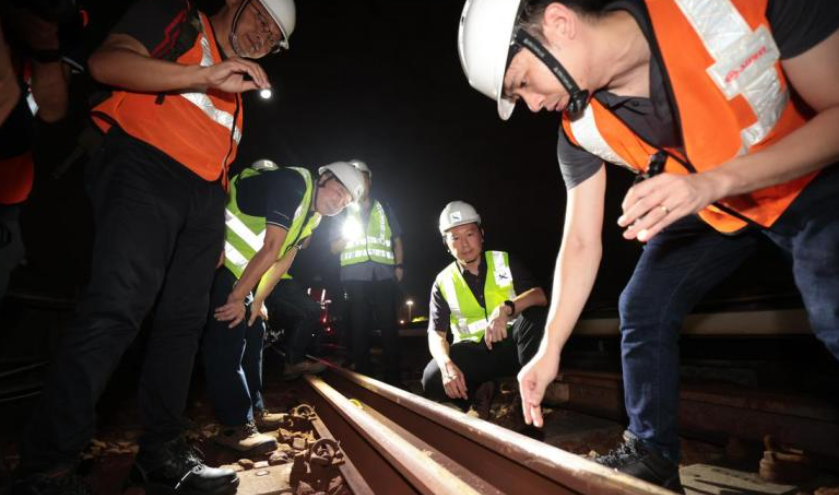 新加坡地鐵東西線因路軌設備損壞,數個站之間的列車服務暫停,超過300名技術人員和工程師正日夜趕工。(聯合早報圖片)