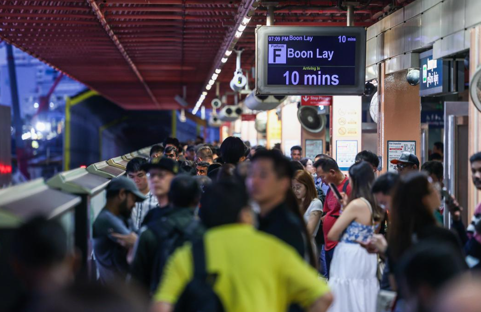 新加坡地鐵東西線因路軌設備損壞,數個站之間的列車服務暫停,超過300名技術人員和工程師正日夜趕工。(聯合早報圖片)