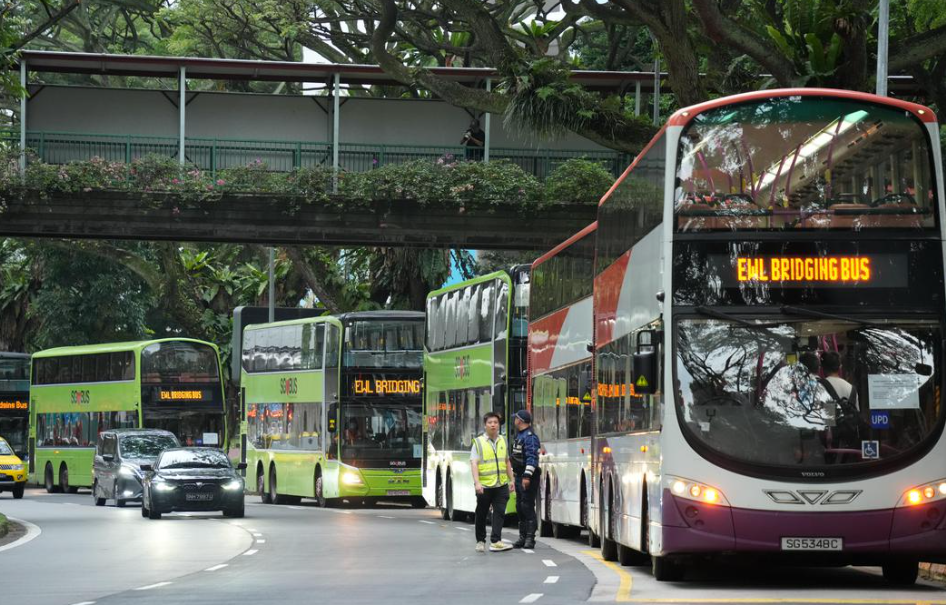 新加坡地鐵東西線因路軌設備損壞,數個站之間的列車服務暫停,超過300名技術人員和工程師正日夜趕工。(聯合早報圖片)