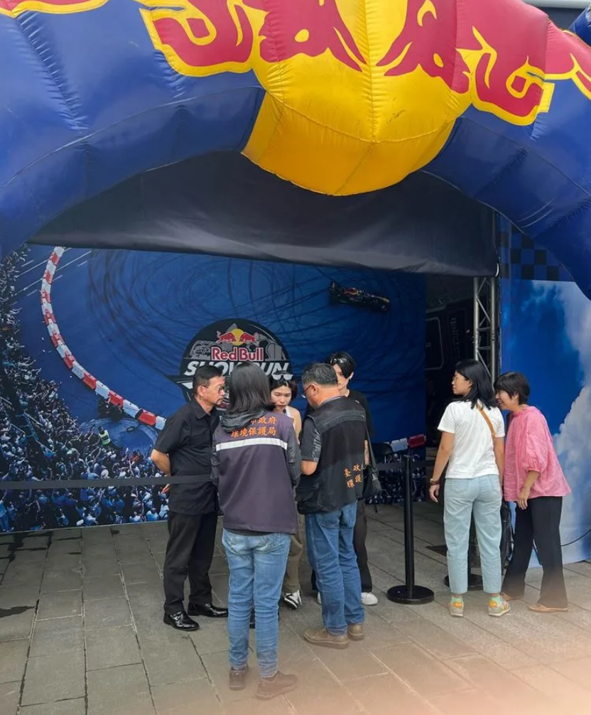 日本賽車手角田裕毅將駕駛紅牛RB8於台中街頭奔馳。有民眾拍下台中市環保局人員到現場「測噪音」,引發一眾賽車迷譏諷「國際笑話」。(網上圖片)