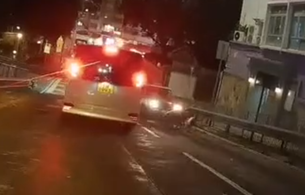 一段車Cam片顯示多隻野豬於香港仔水塘道近香港仔賽馬會普通科門診診所外,於馬路慢步「落斜」往香港仔中心方向,此時一架上斜往石排灣方向的士收制不及直撞野豬群。(Facebook南區之友 2.0)