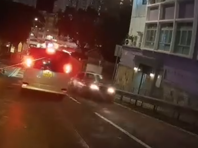 一段車Cam片顯示多隻野豬於香港仔水塘道近香港仔賽馬會普通科門診診所外,於馬路慢步「落斜」往香港仔中心方向,此時一架上斜往石排灣方向的士收制不及直撞野豬群。(Facebook南區之友 2.0)