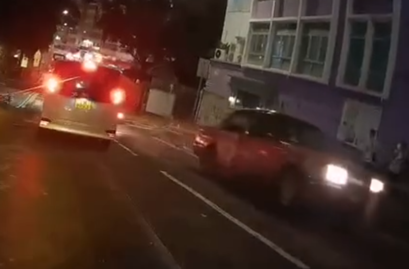 一段車Cam片顯示多隻野豬於香港仔水塘道近香港仔賽馬會普通科門診診所外,於馬路慢步「落斜」往香港仔中心方向,此時一架上斜往石排灣方向的士收制不及直撞野豬群。(Facebook南區之友 2.0)