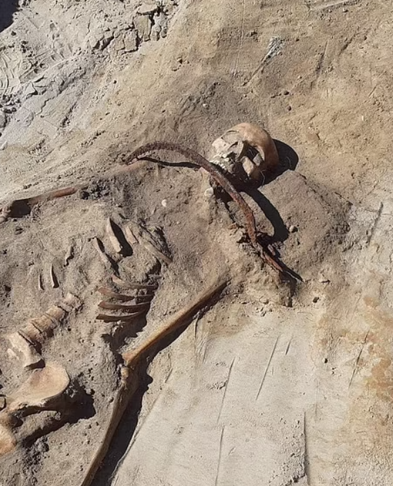 2022年發現的女吸血鬼骸骨。(互聯網)