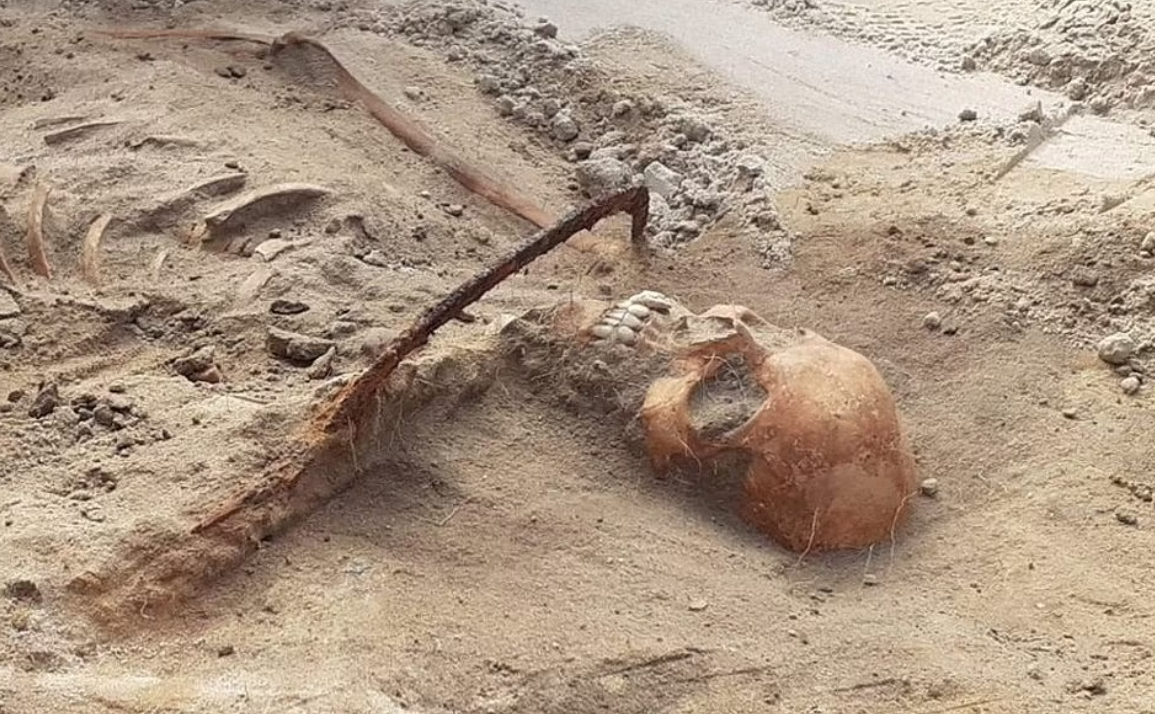 2022年發現的女吸血鬼骸骨。(互聯網)