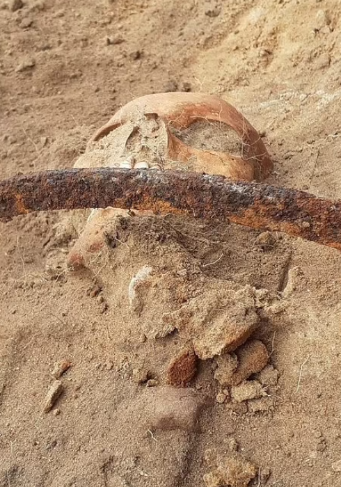 2022年發現的女吸血鬼骸骨。(互聯網)