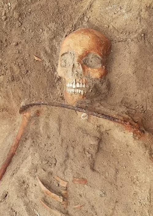 2022年發現的女吸血鬼骸骨。(互聯網)