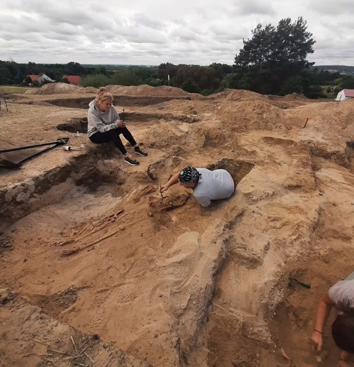 2022年發現的女吸血鬼骸骨。(互聯網)