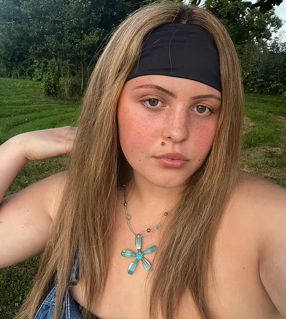 戴上假髮。(互聯網)