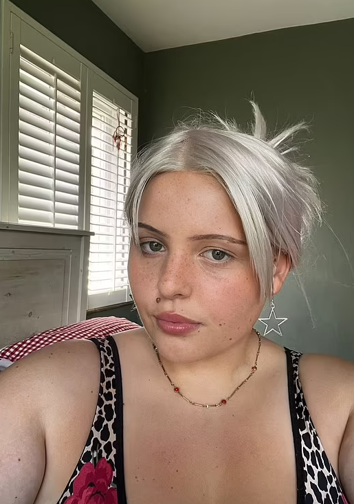 戴上假髮。(互聯網)