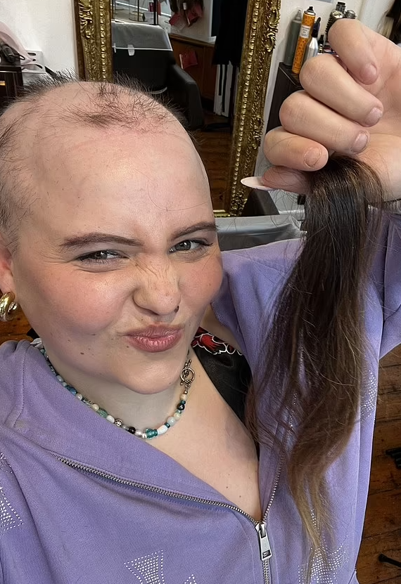 剃頭並把秀髮捐出。(互聯網)