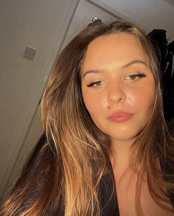 本來擁有一頭長長秀髮。(互聯網)