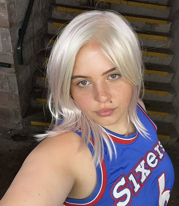 戴上假髮。(互聯網)