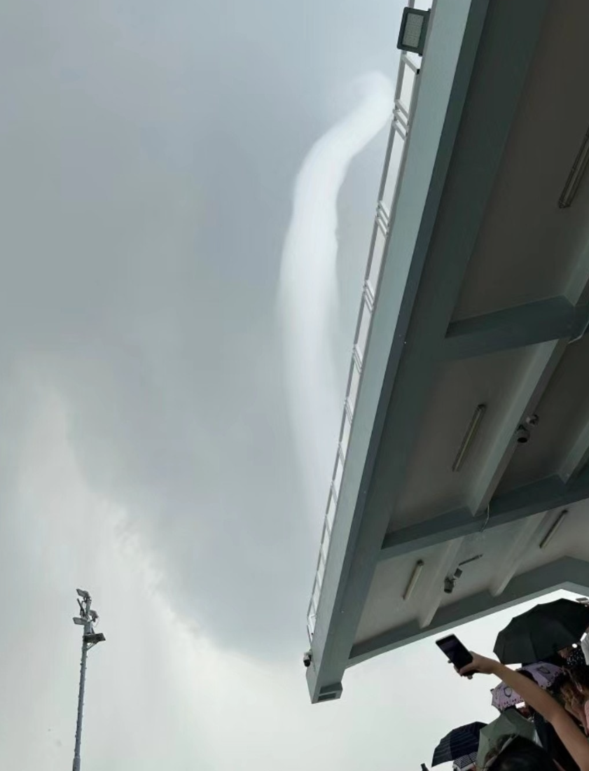 水龍捲移向紅磡大環山泳池附近,當時未有人游泳,但池面及看台均有眾多泳手及觀眾「打卡」。(影片截圖)